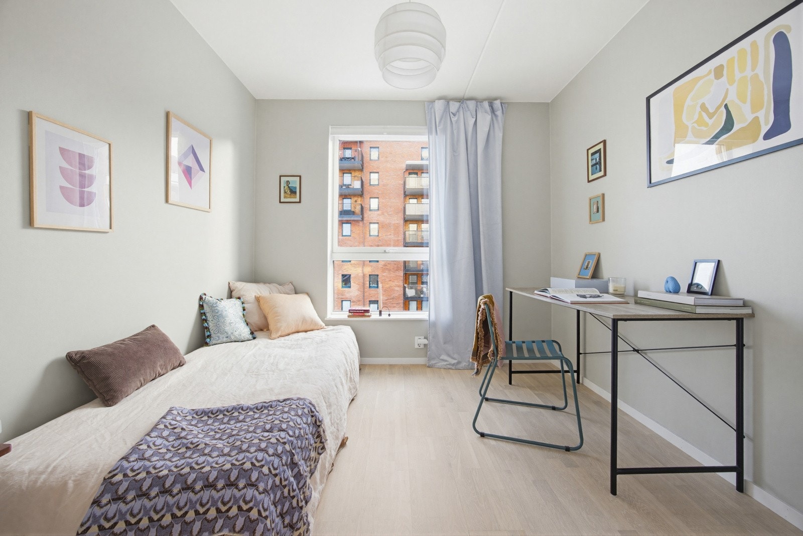 Det andre soverommet har plass til seng/dobbelseng og skrivebord inkludert garderobeløsning. Galleribilde