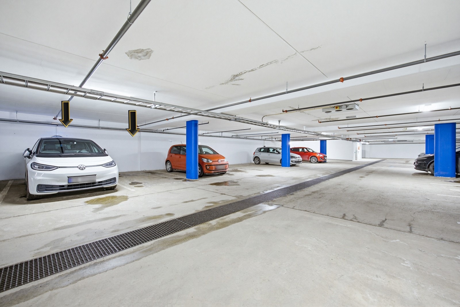 Det medfølger to parkeringsplasser i felles garasjeanlegg. Det er også montert en elbillader. Galleribilde