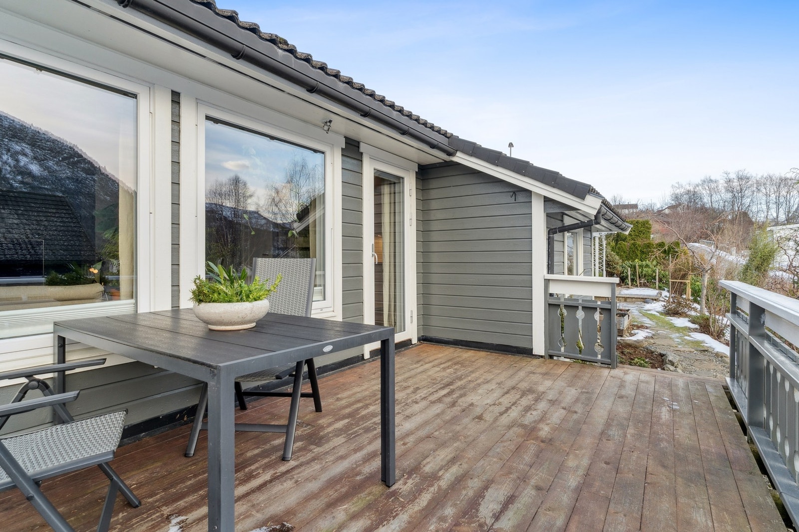 Stuen har store vinduer som slipper inn godt med naturlig lys og gir direkte utgang til veranda. Galleribilde