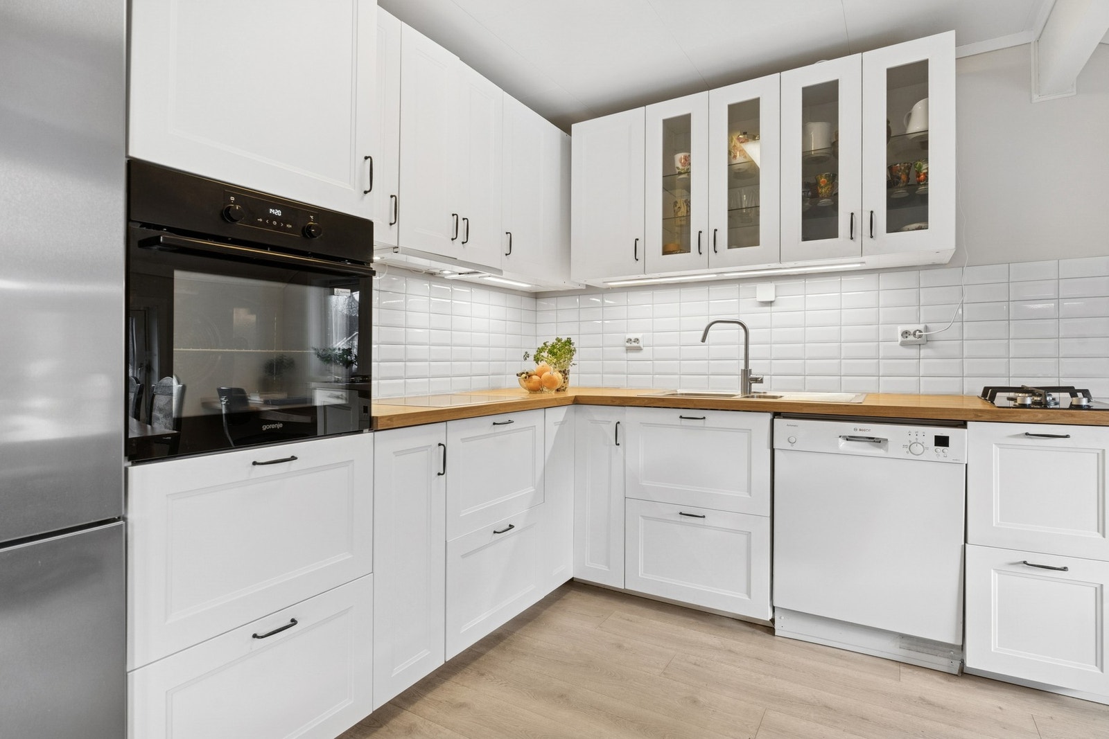 Lyst og fint kjøkken med ny innredning fra 2021, som byr på rikelig med skap- og benkeplass. Galleribilde