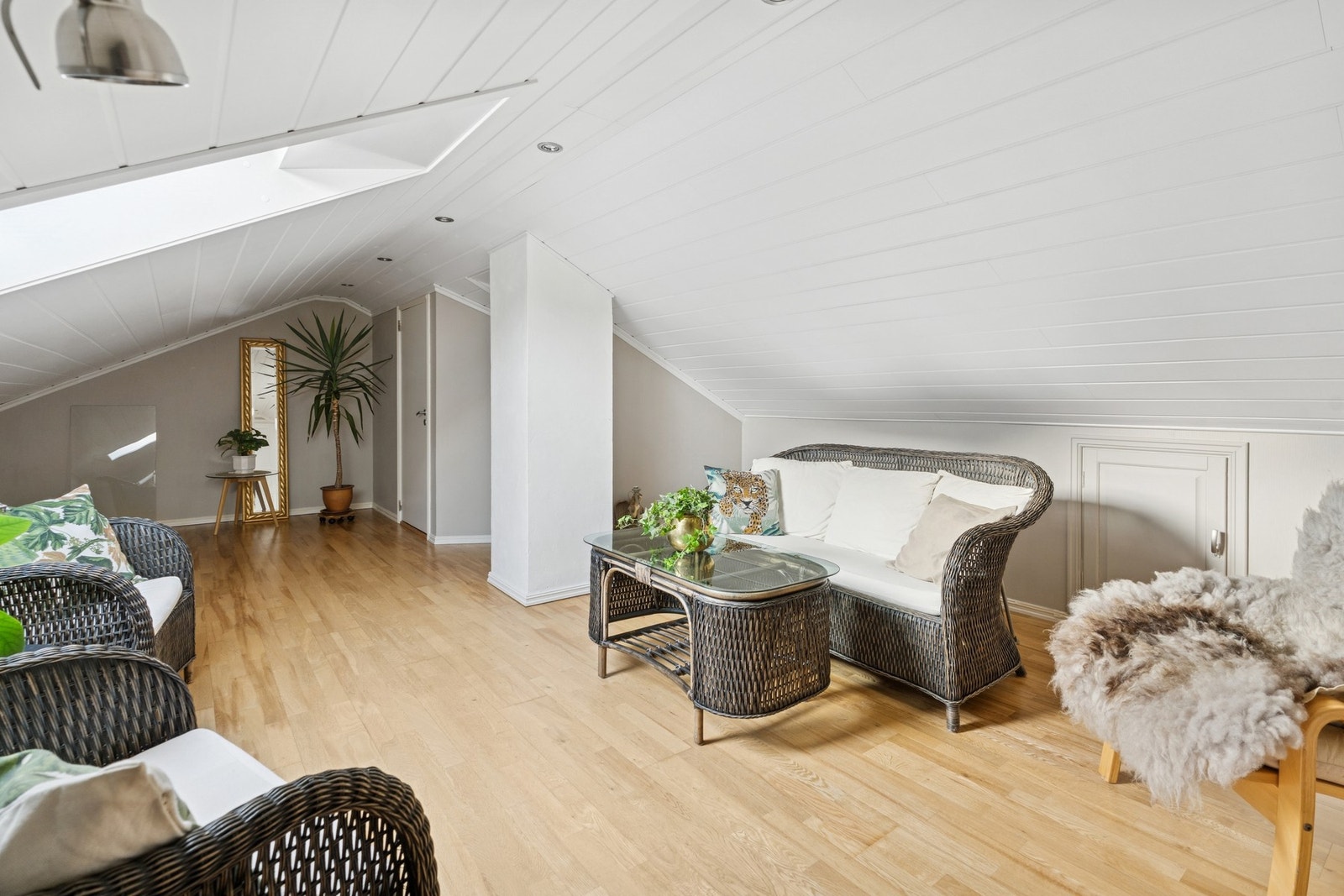 Loftetasjen har lyse overflater og spotter i tak. Etasjen inneholder loftstue, soverom, bod samt flere praktiske sidekott. Galleribilde