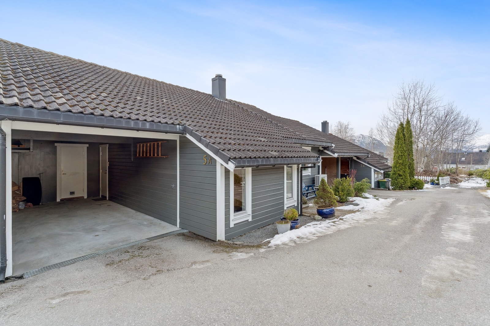 Carport med utvendig bod, fra carport har du inngang til vaskerom og boligen. Galleribilde