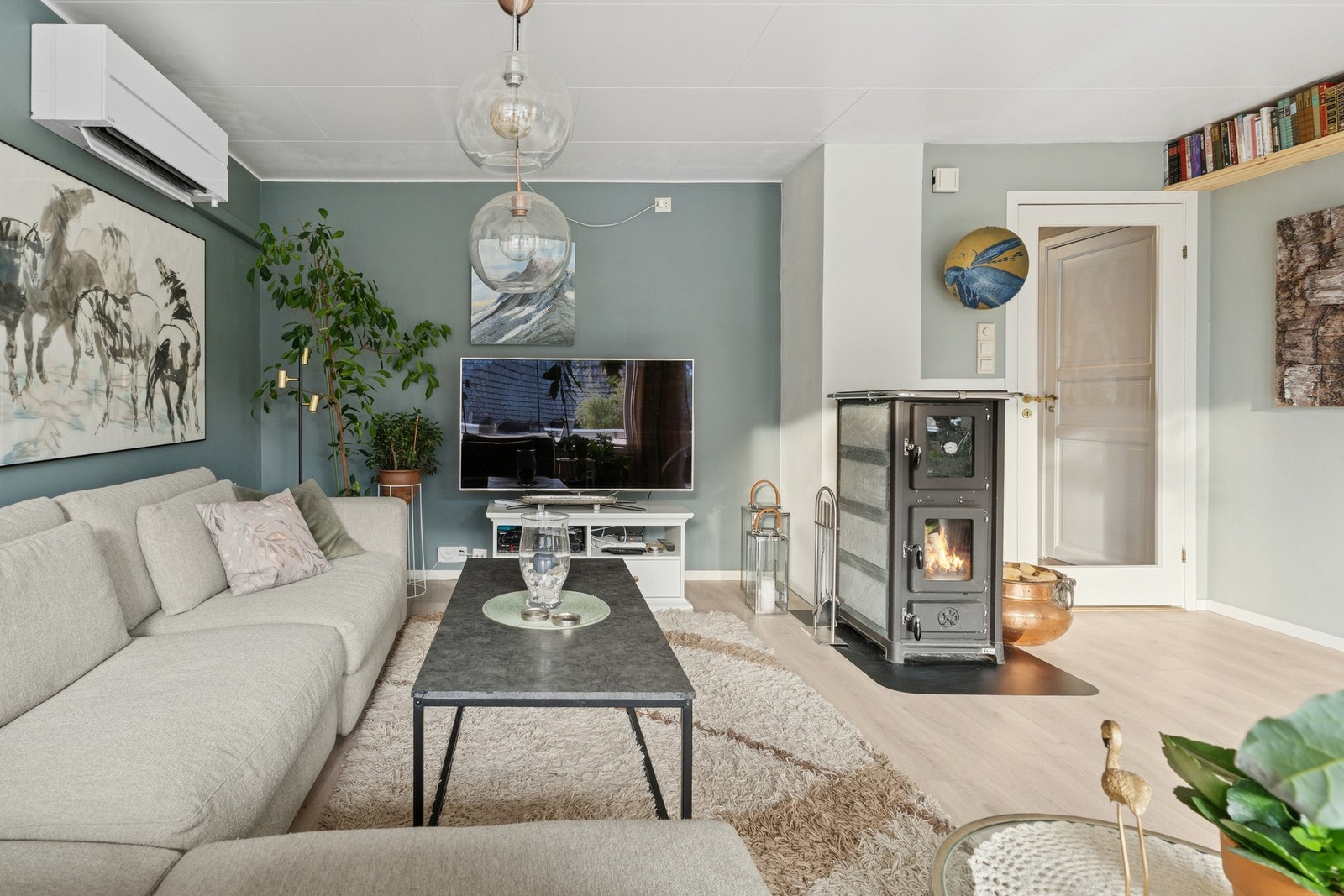 Stuen har blitt oppgradert med varmepumpe, nytt gulv og vegger. Du har også ildsted med bake/kokemuligheter. Galleribilde