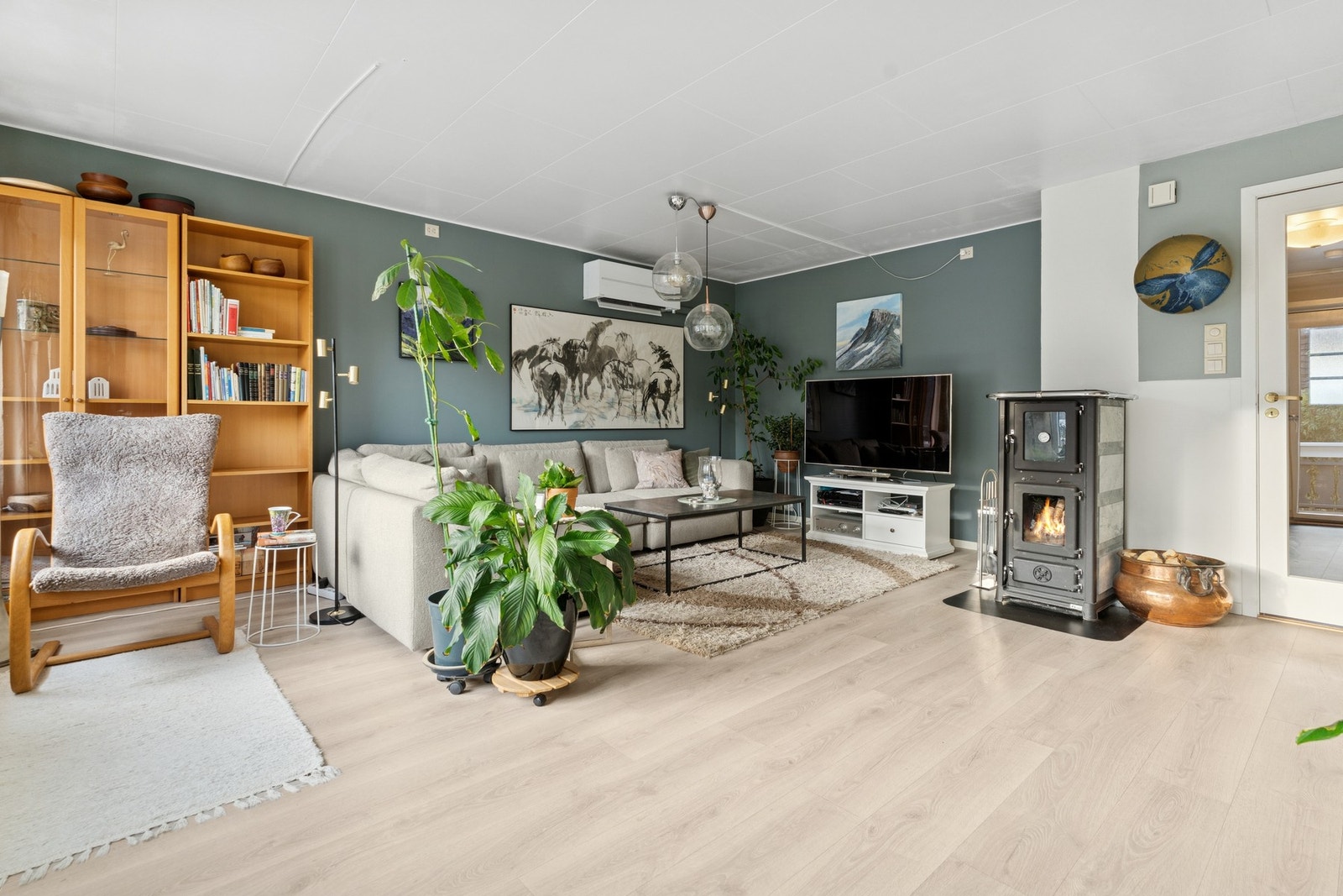 Boligen går over to plan og har en praktisk planløsning, den er også blitt oppgradert gjennom årene. Galleribilde