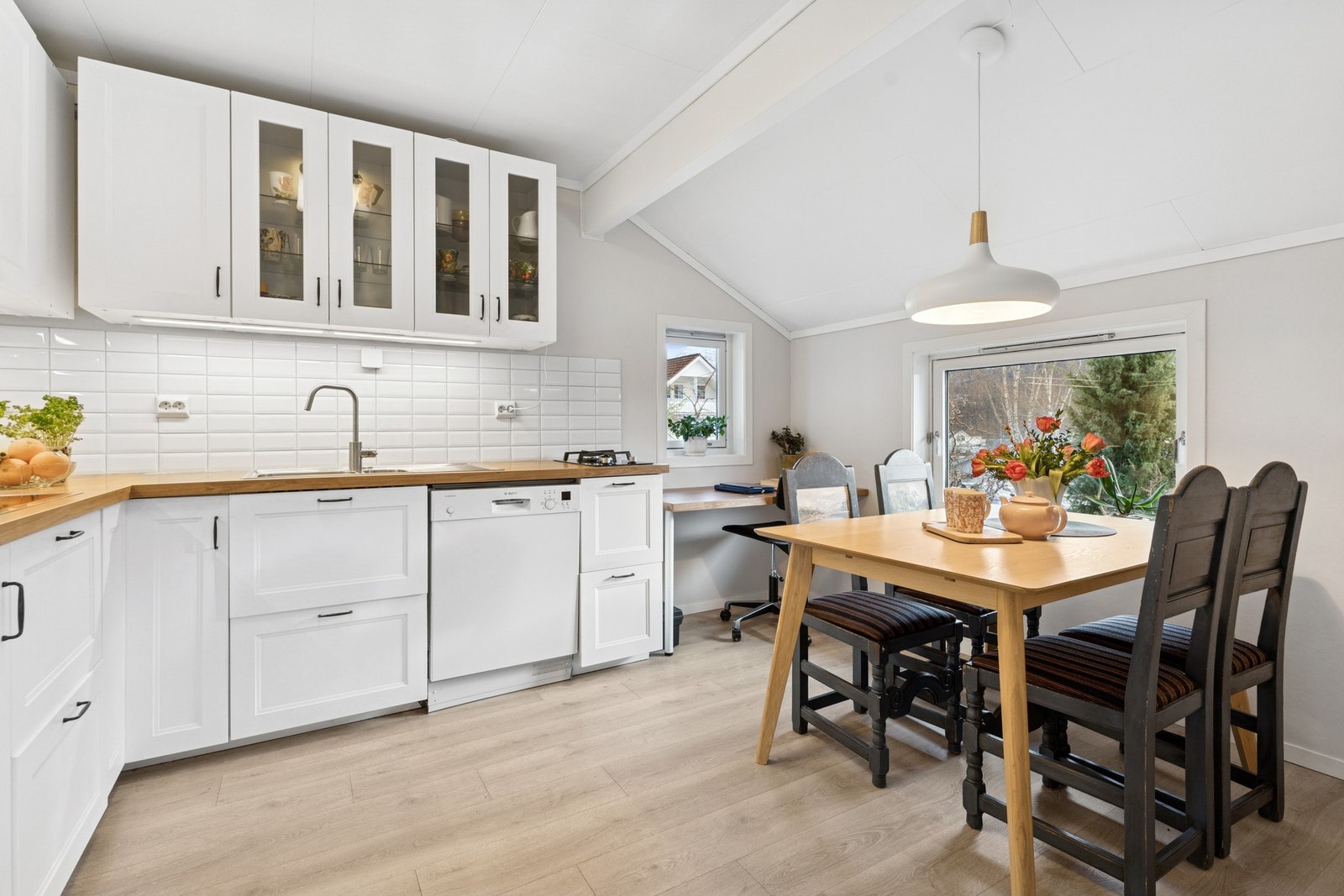 Det er en åpen stue/-kjøkken løsning som åpner opp rommet. Galleribilde