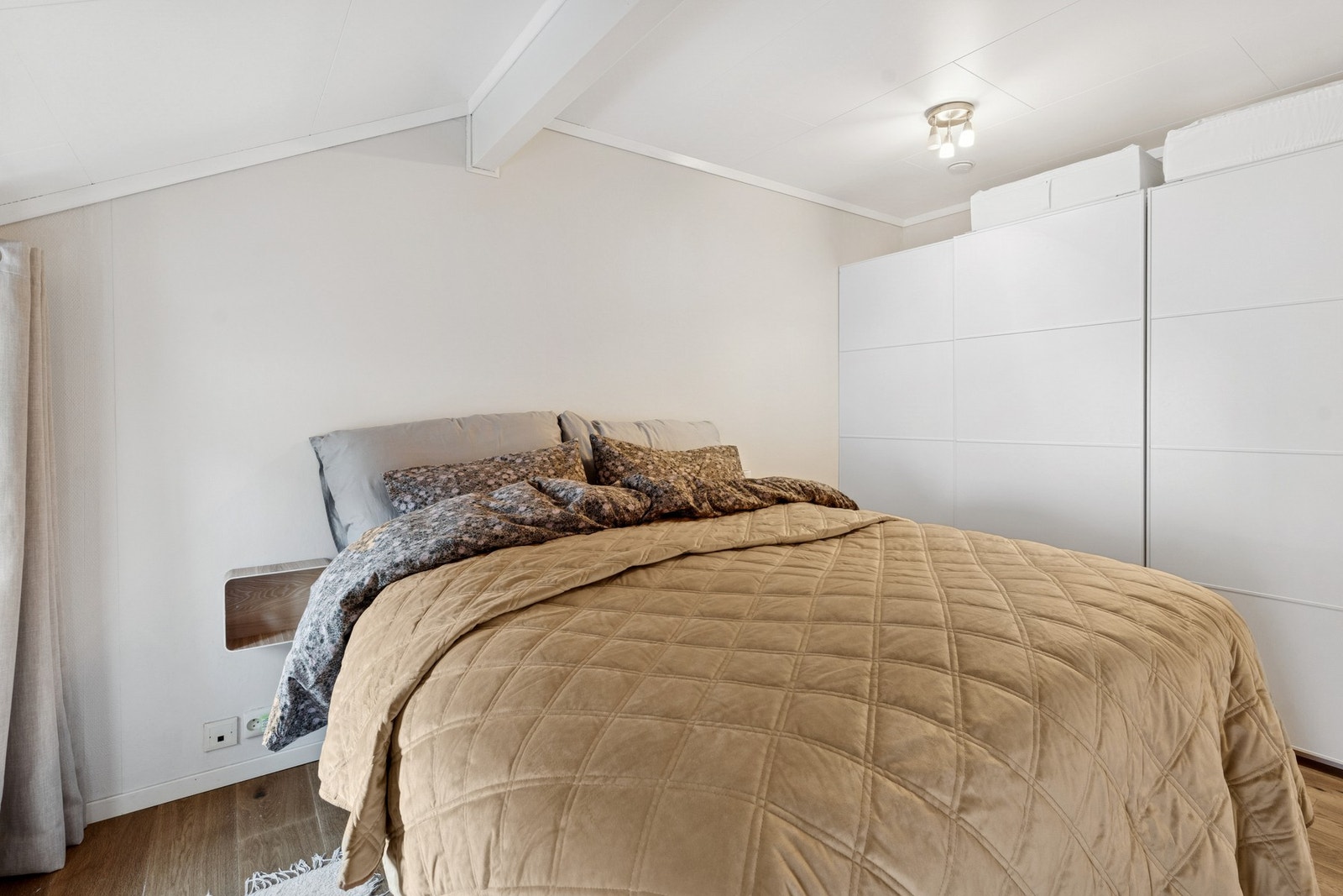 Flott soverom med god plass til seng og nattbords skuffe. Du har i tillegg garderobeløsning. Galleribilde