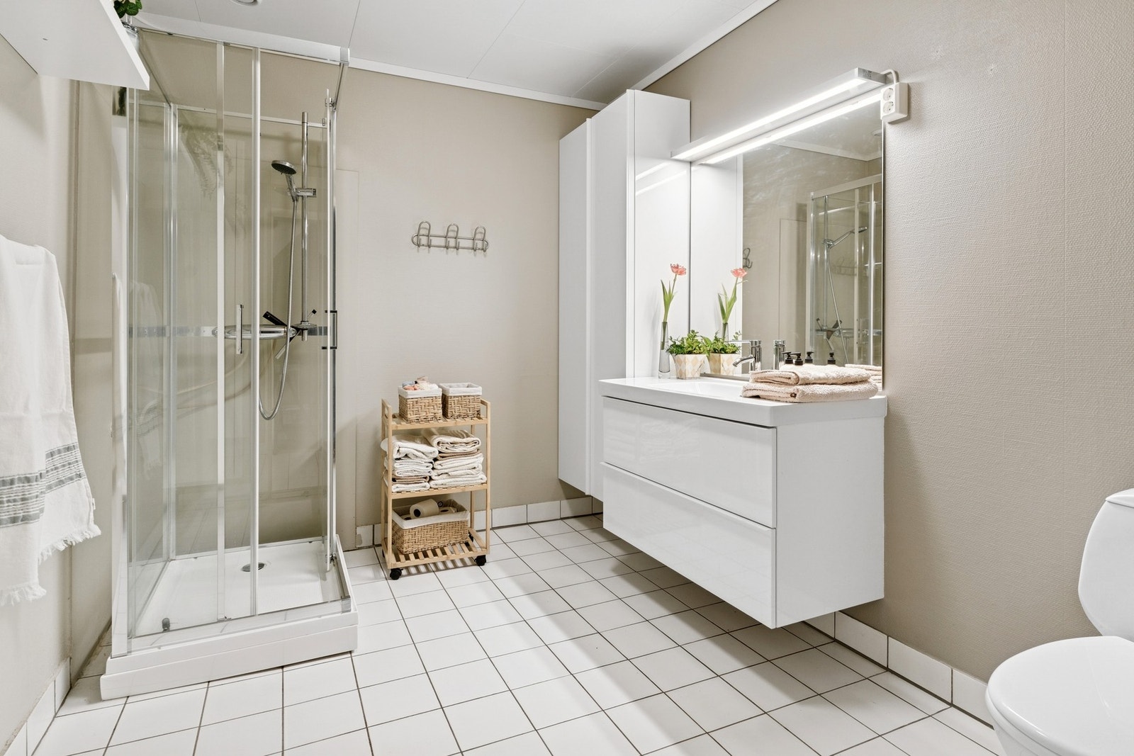 Baderom med flislagt gulv og varmekabler. Galleribilde