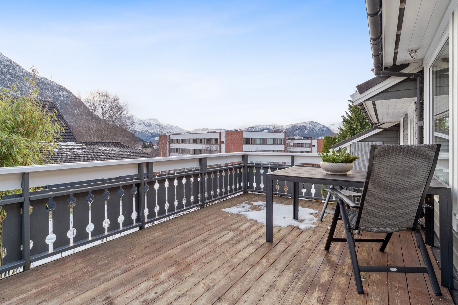 Fra stuen er det direkte utgang til en romslig sørvendt veranda med gode solforhold. Galleribilde