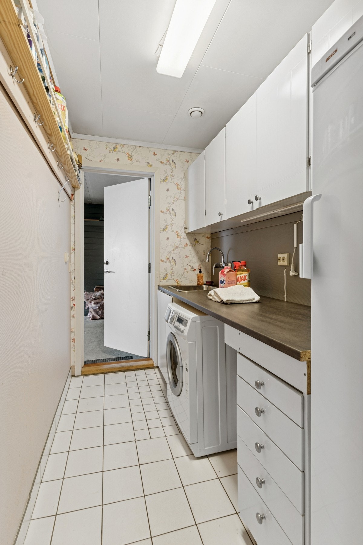 Praktisk vaskerom med tilkomst fra carport. Galleribilde