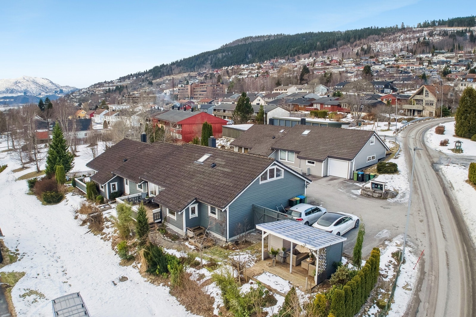 Utvendig har du veranda og markterrasse. Galleribilde
