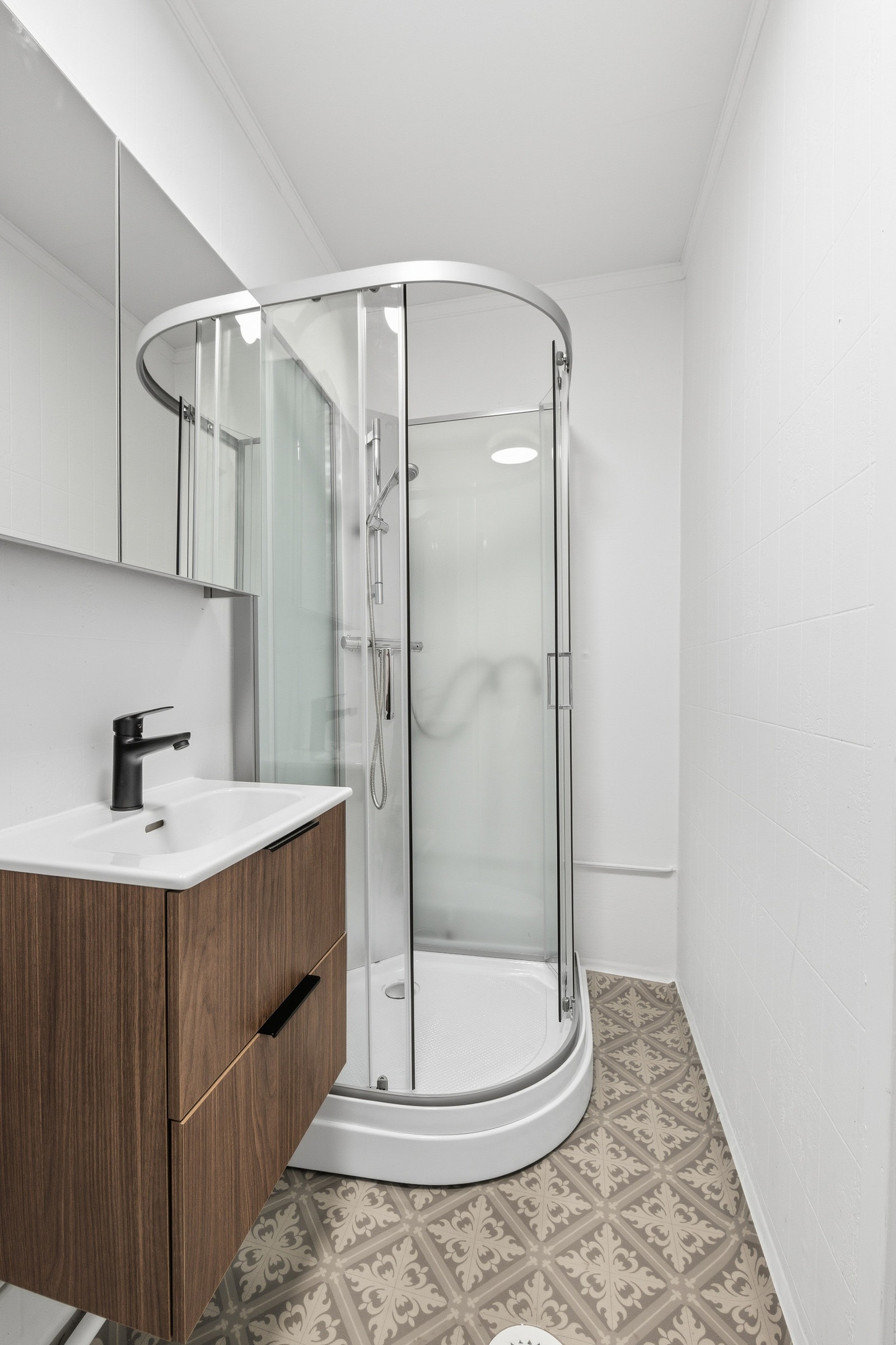 Pent bad med nye baderomsmøbler Galleribilde