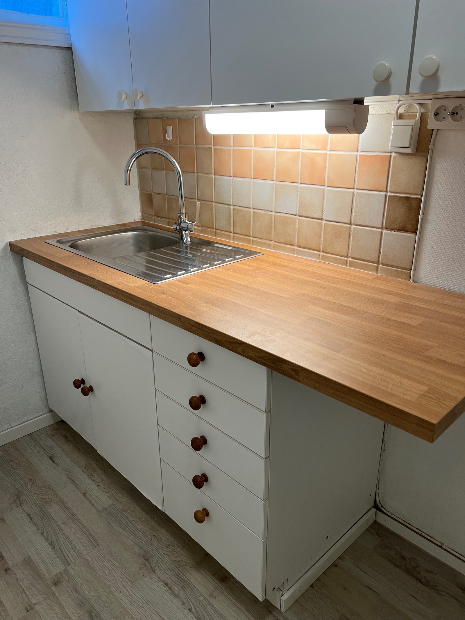 Kjøkken med komfyr, oppvaskmaskin. Galleribilde