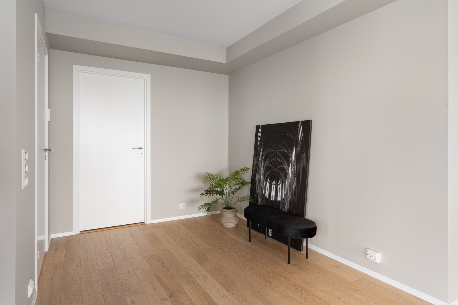 Hall mellom stue, kjøkken, hovedbad og soveromsfløy. Galleribilde