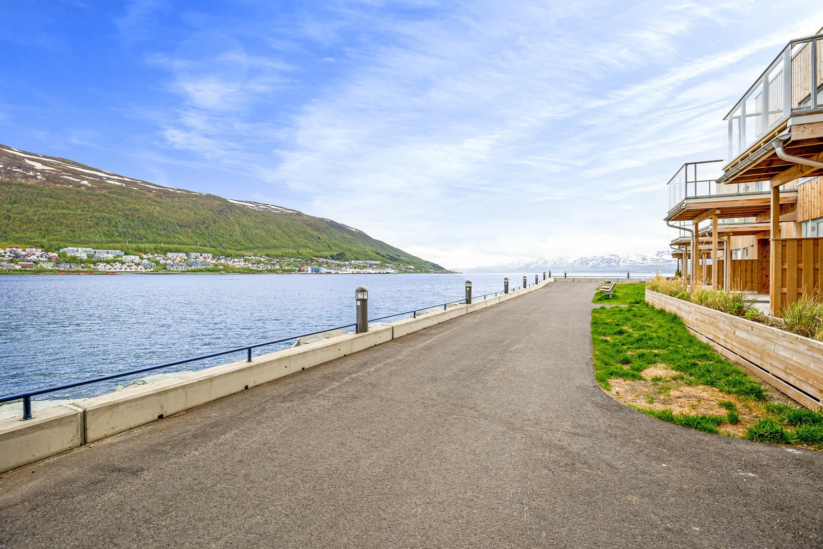 Rett utenfor døra er det herlige turområder langs sjøen, både til Sentrum og til Telegrafbukta. Galleribilde