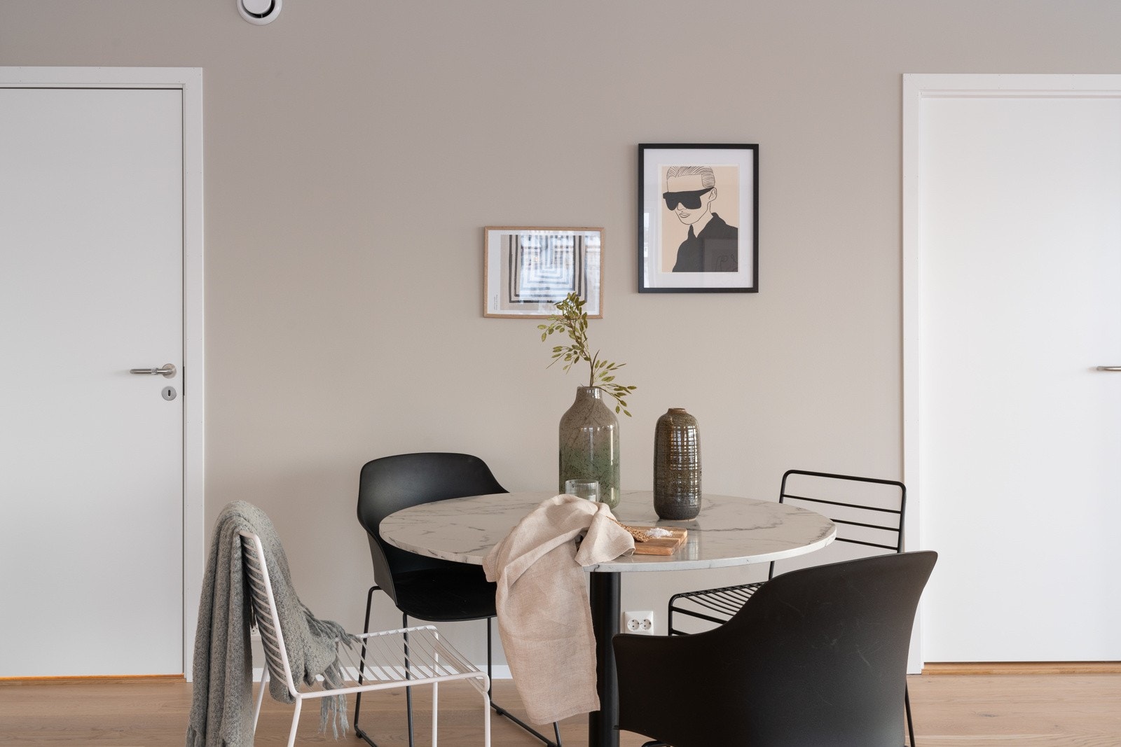 Det er åpen stue/kjøkkenløsning, og adkomst inn til hovedsoverom med tilhørende bad og bod. Galleribilde