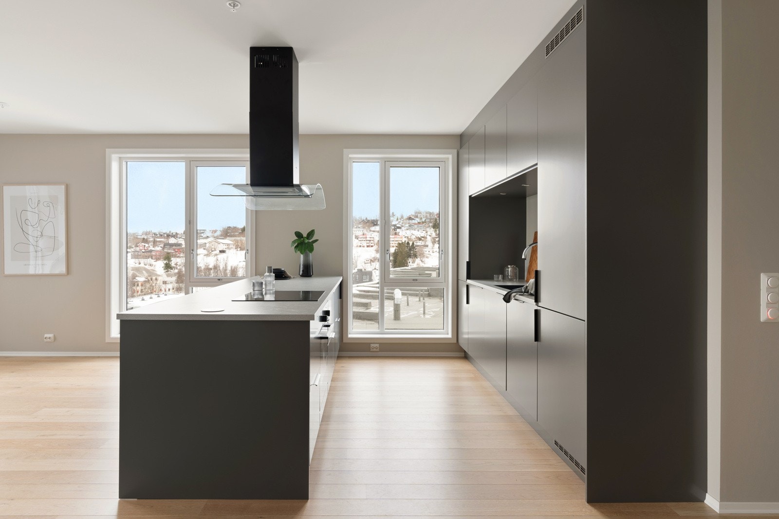 Kjøkkeninnredning har svært god skap- og benkeplass. Galleribilde