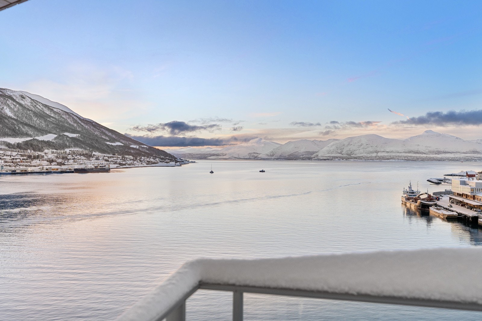 Magisk utsikt fra både leiligheten og balkongene. Galleribilde