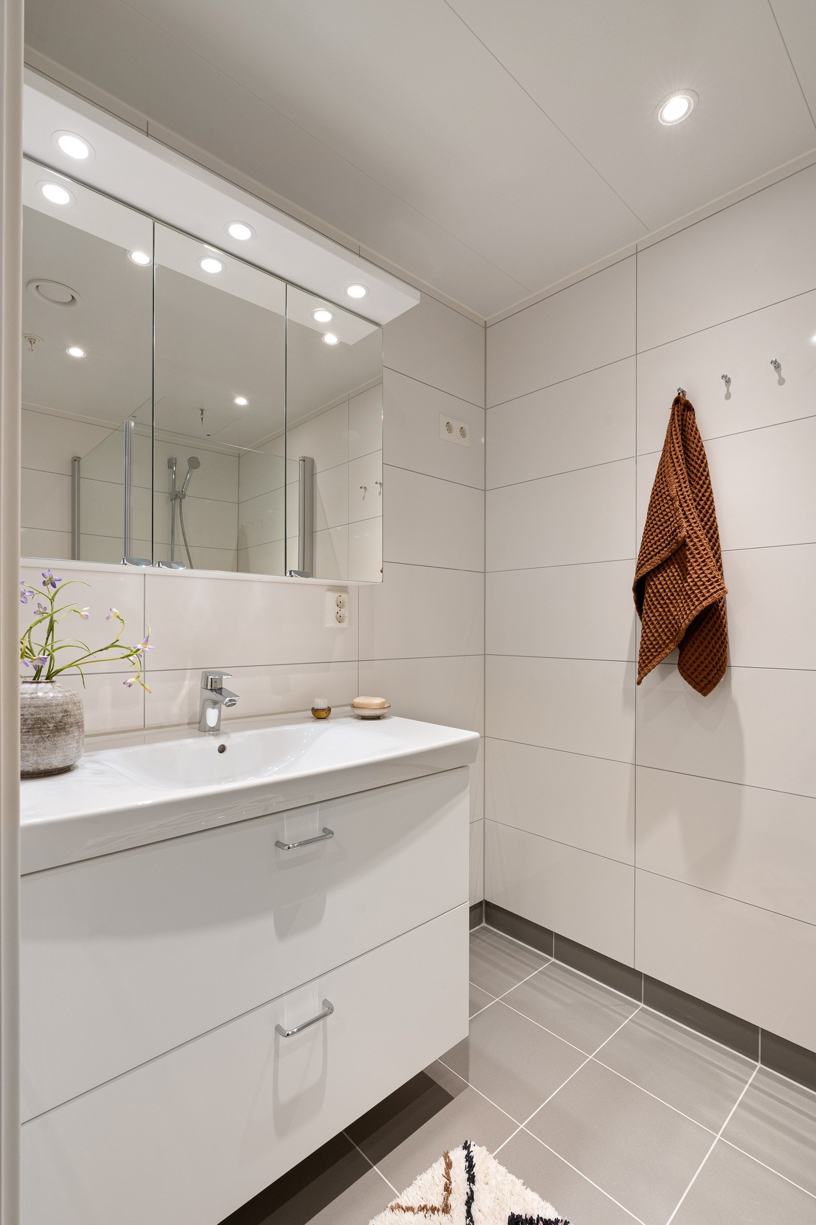 Bad tilknyttet soveom med servantskap, dusj og wc. Galleribilde