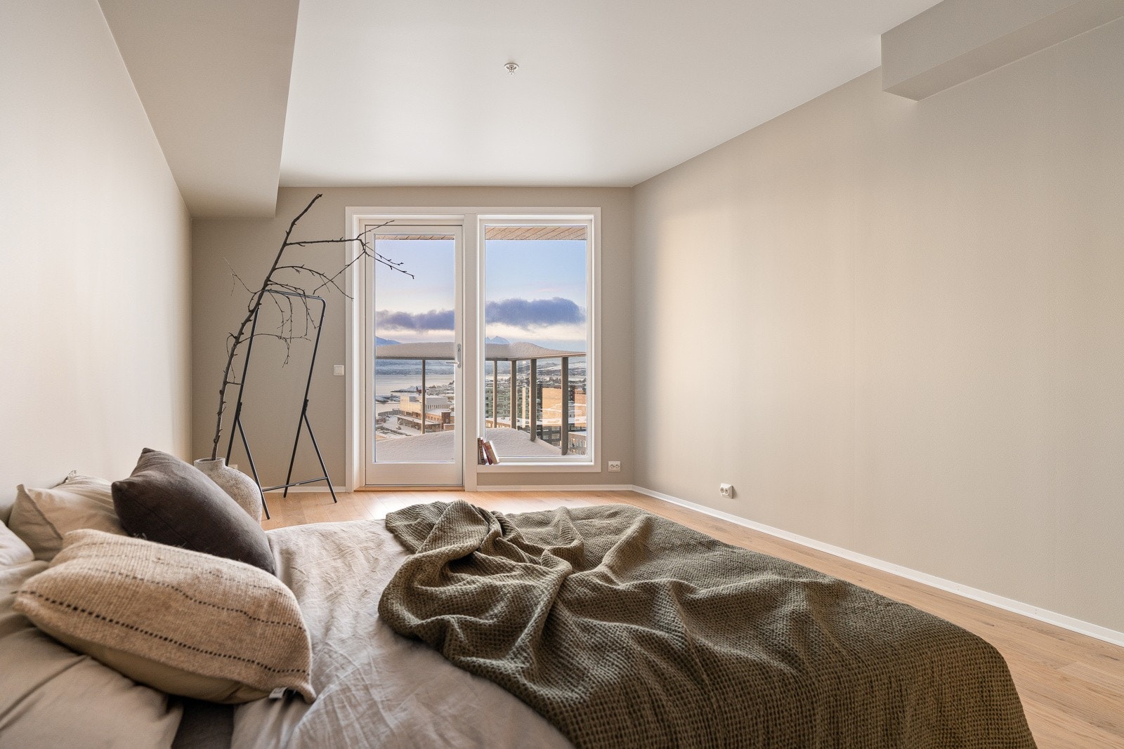 Her er det plass for stor seng med tilhørende nattbord. Galleribilde