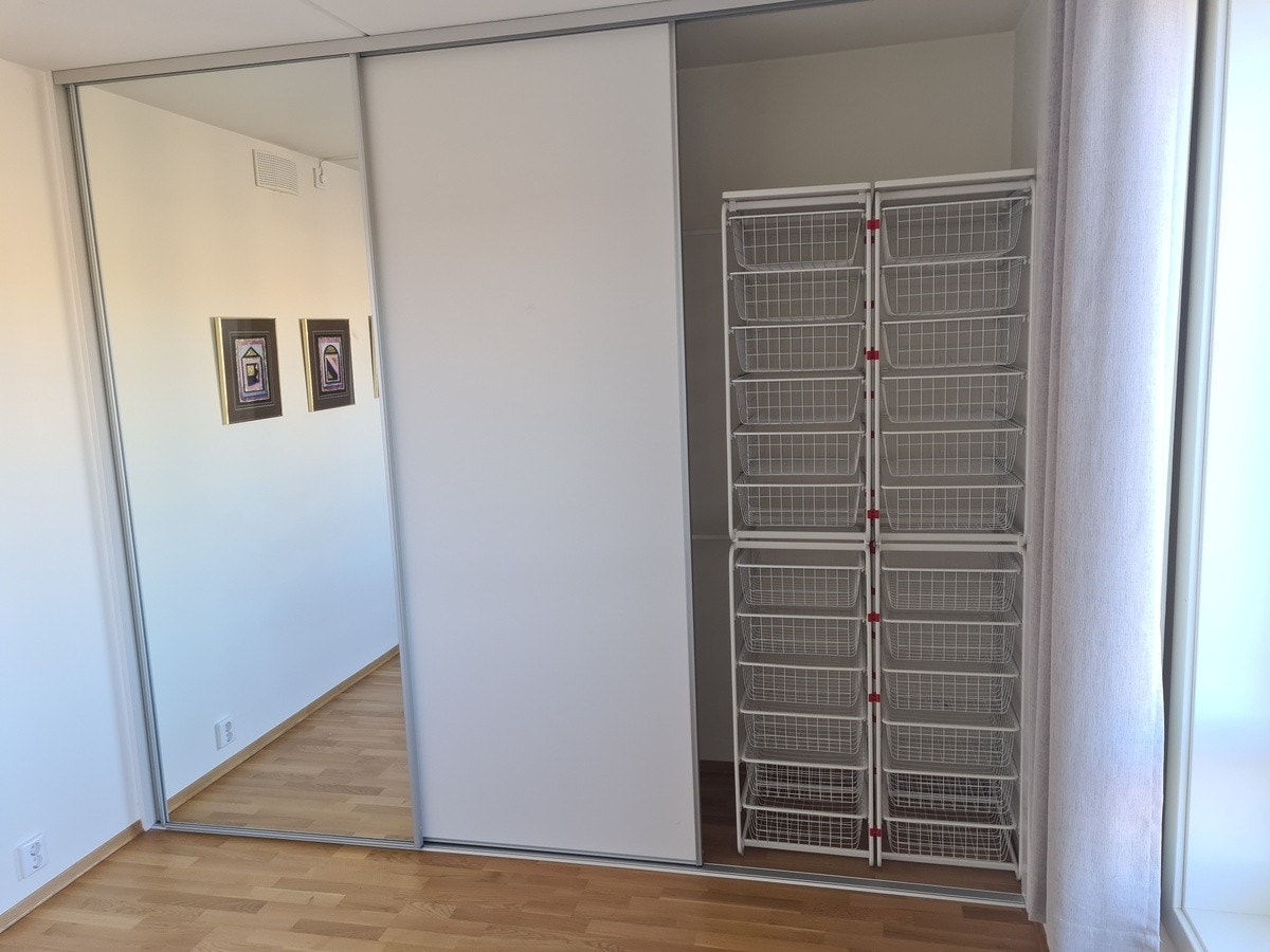 Master bed room with sliding door closet Galleribilde