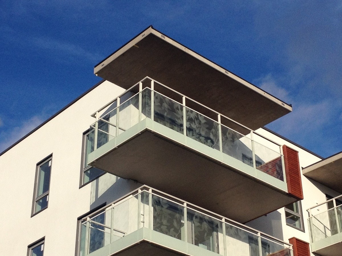 The flat is located at the top floor facing south and west with a spacious balcony Galleribilde