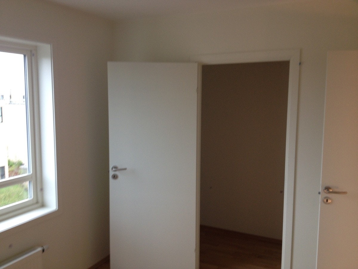 Masterbed room with access to storage room Galleribilde