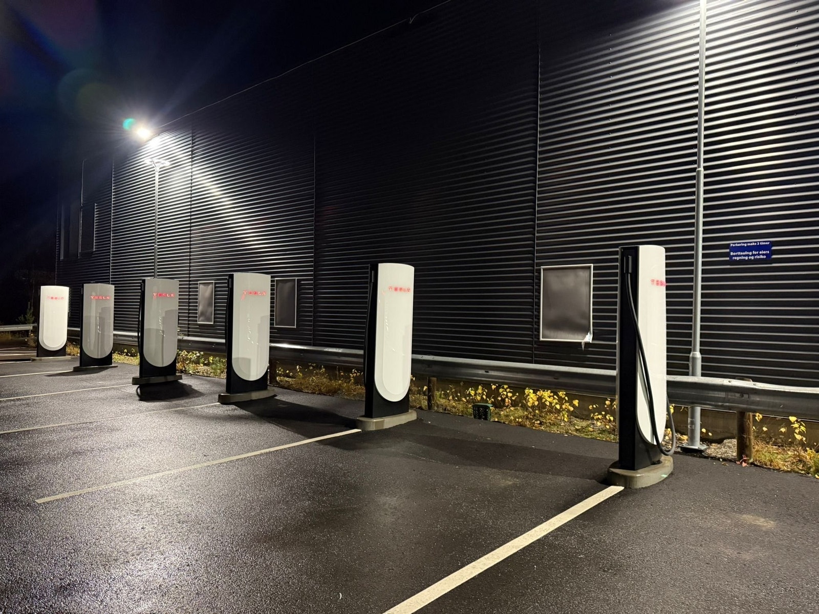 I Eggedal sentrum finner du 12 stk Supercharger ladestasjon opptil 250 kW maks. Galleribilde