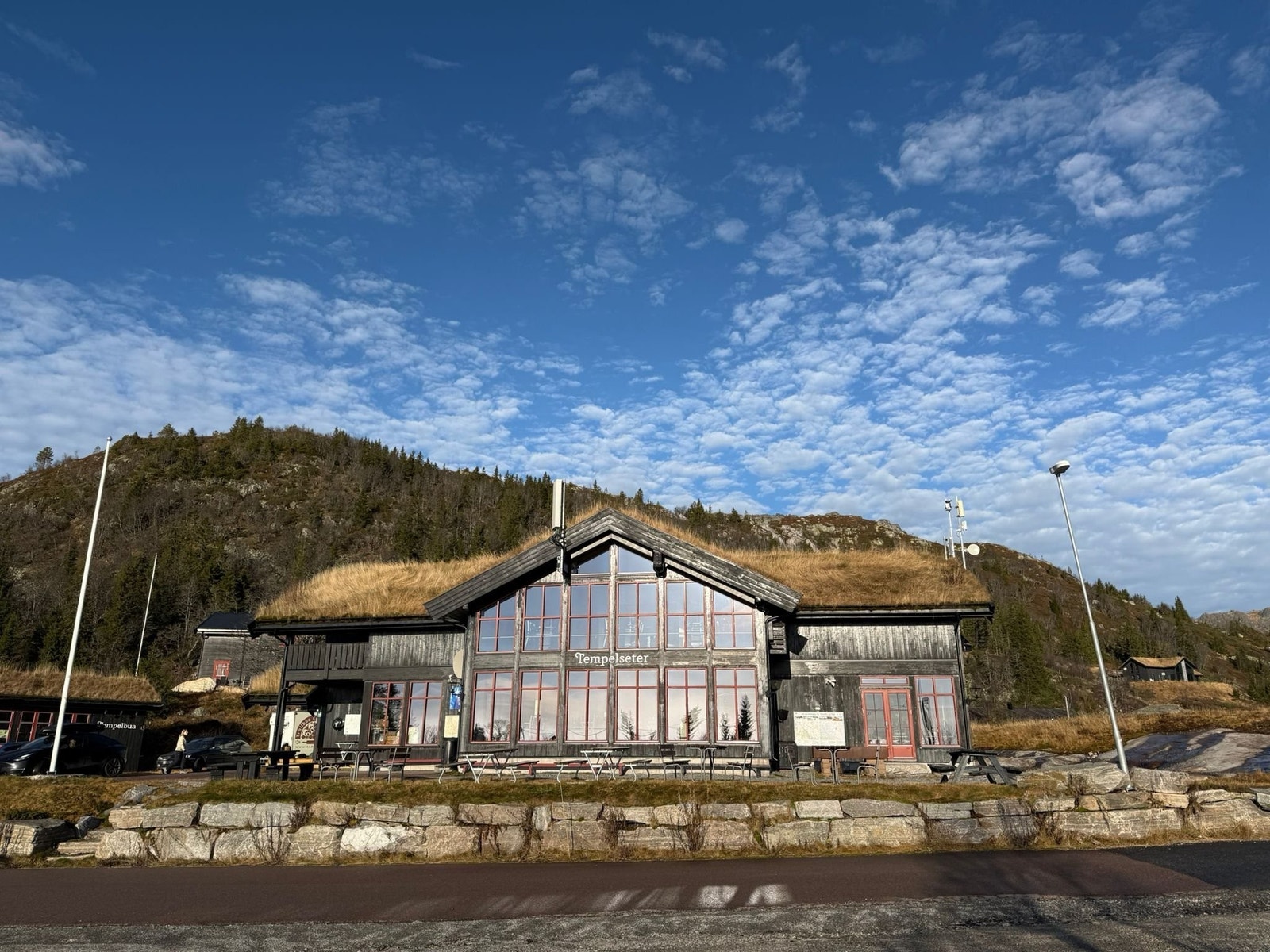 På toppen av Tempelseter finner du en liten slalombakke og Tempelseter Trollstue (kafeteria) Galleribilde