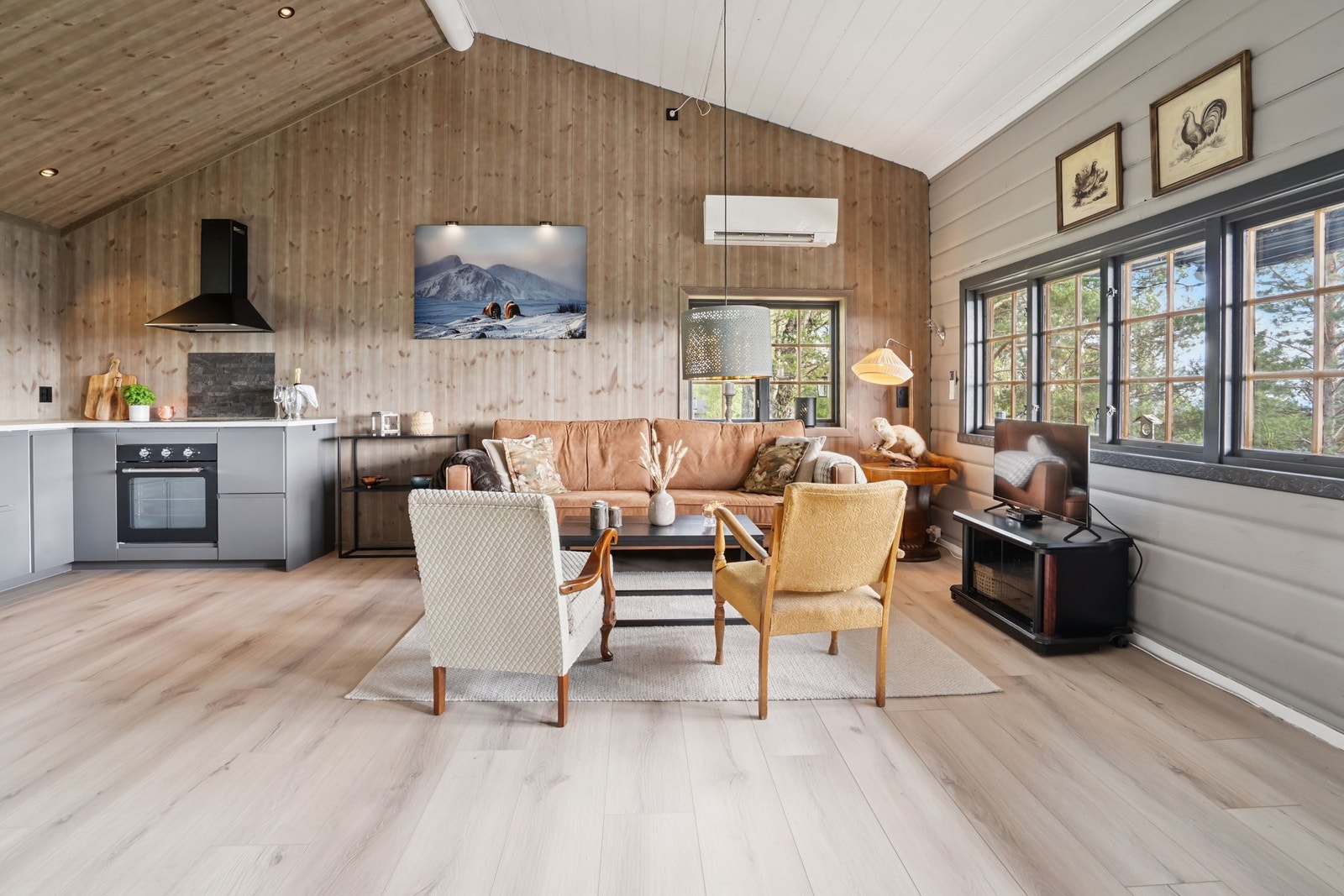 Luftig stue med opptil 3,8 m himling noe som gir god romfølelse. Gammelt og nytt i skjønn harmoni. Nytt slitesterkt og vannbestandig Opus vinylgulv er perfekt på en fjellhytte. Galleribilde