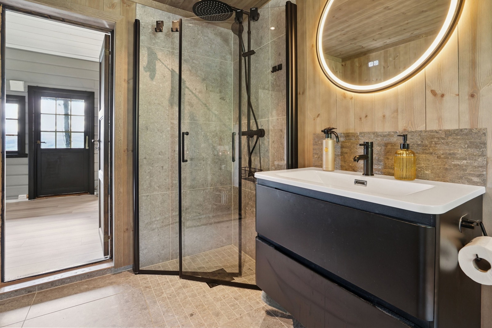 Nytt delikat bad med 90x90 dusjhjørne i glass, lekre fliser på gulv og i dusj. Varmekabel på gulv, panel på vegg i fargen Gråfjell. Klargjort vaskemaskin og tørketrommel. Varmekabel også på vannledning. Galleribilde