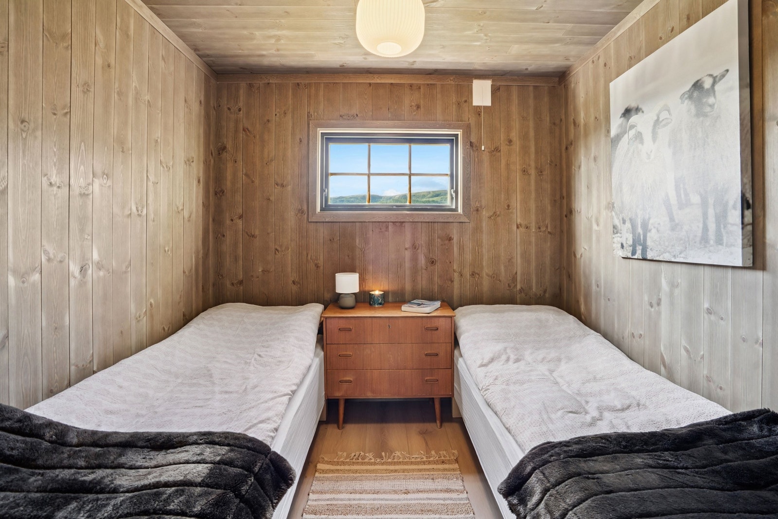 Soverom 2 har fargen Gråfjell på vegg og tak samt Opus vinylgulv. Det er plass til dobbeltseng om man ønsker dette. Galleribilde