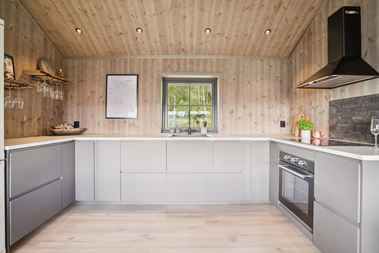 Nytt moderne kjøkken fra IKEA (2025) i fargen Grå med integrert oppvaskmaskin, komfyr og platetopp. Mulighet til å sette inn overskap om ønskelig. Galleribilde