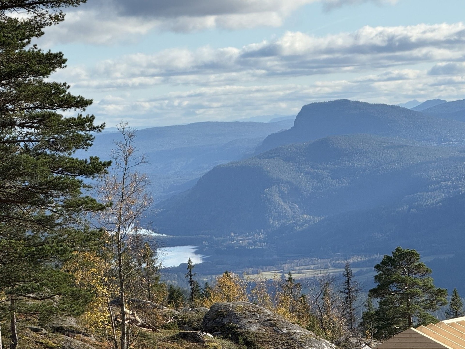 Utsikt nedover mot Sigdal og Andersnatten fra hytta. Bildet er fra 27 sept 25. Galleribilde