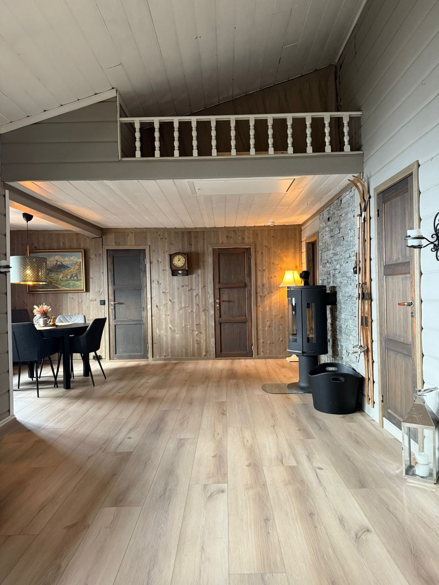 Her kan man se hemsen fra stua. Montert loftsluke for enkel tilgang. Galleribilde