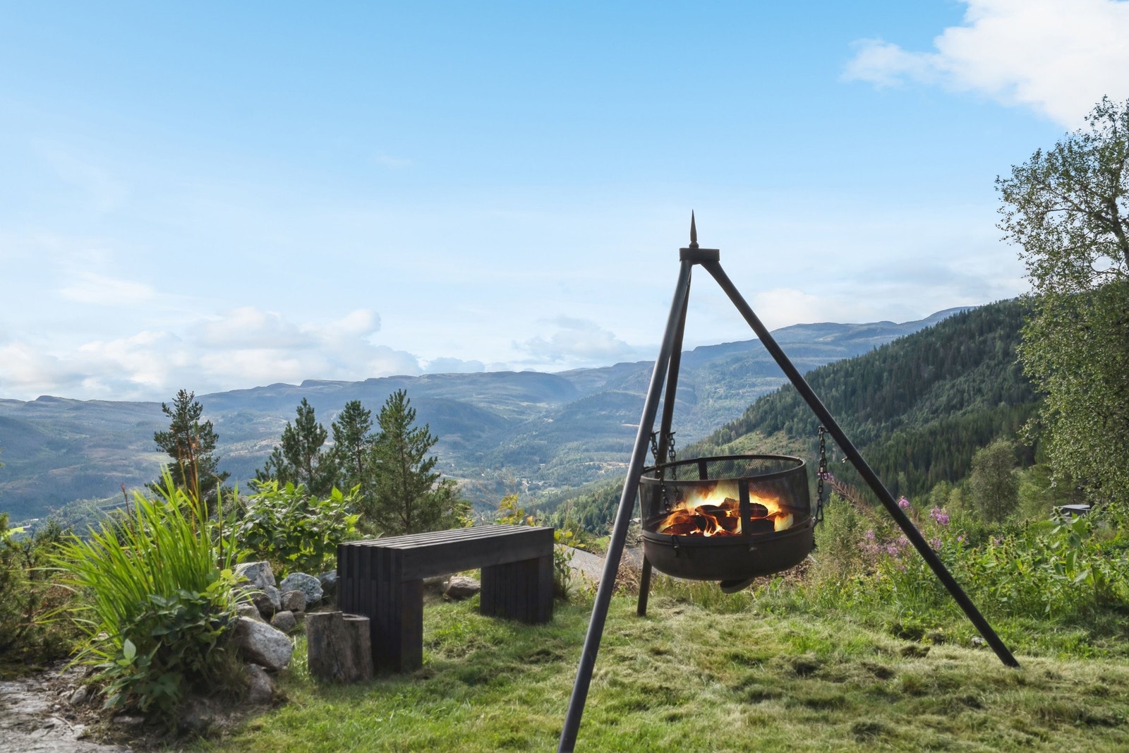 Tomten er på ca 1 mål og har flere muligheter for å skape egne soner. Utsikt mot Haglebu og der solen går ned. Galleribilde