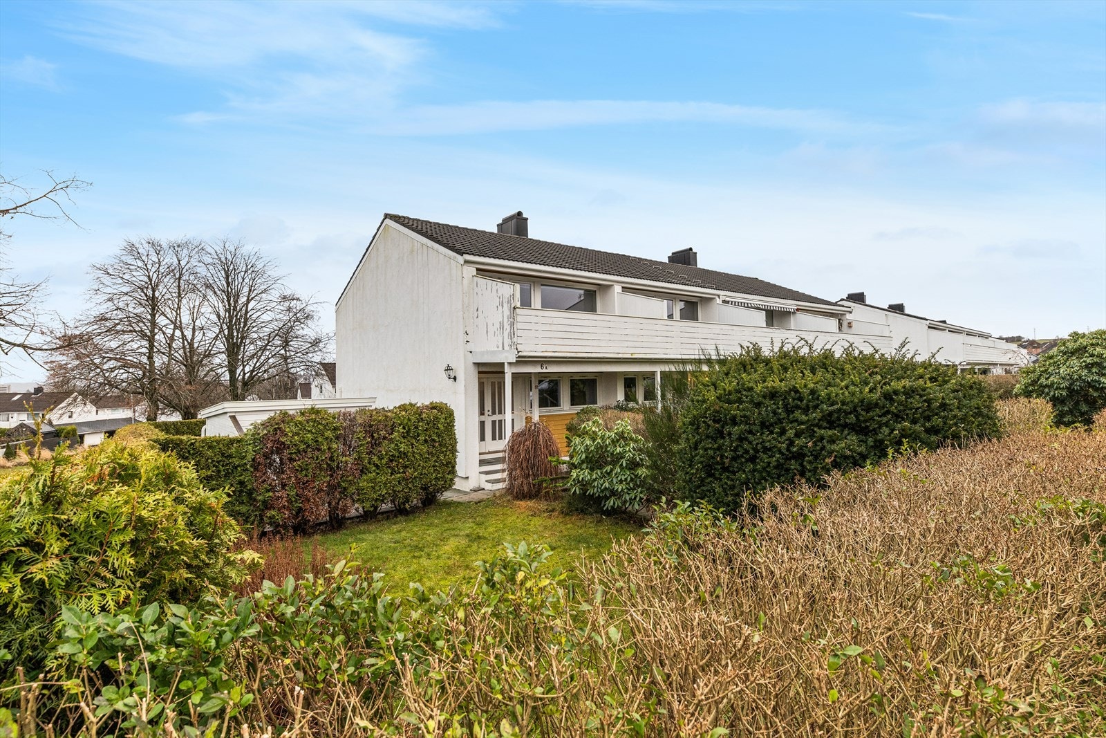 Rekkehus sentralt beliggende innerst i blindgate. Boligen har en barnevennlig og praktisk beliggenhet med gangavstand til det meste som dagligvarebutikker, treningssenter, skoler og barnehager. Galleribilde