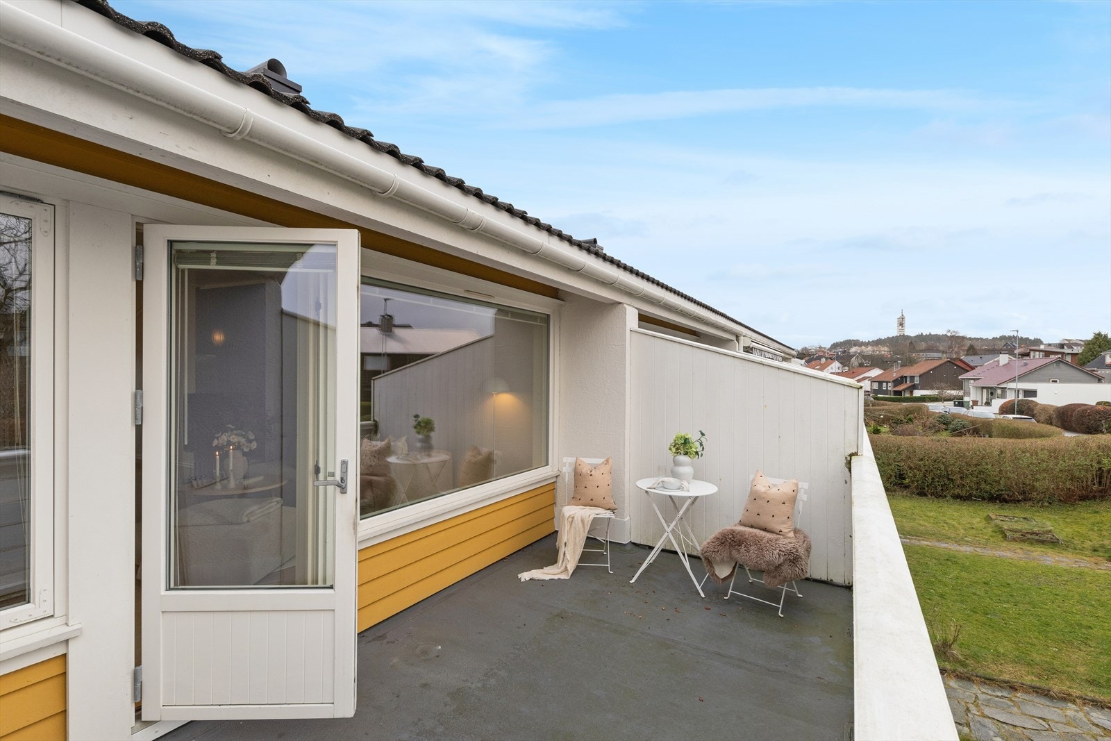 Solrik balkong til stor glede på gode og varme sommer dager. Galleribilde