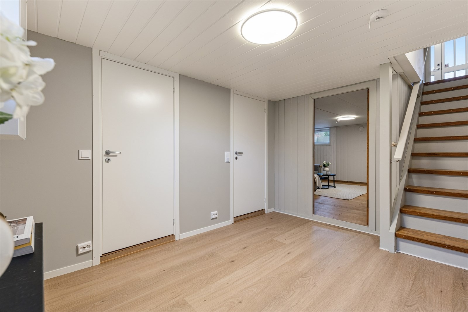 Lys og fin kjellergang med inngang til bad, vaskerom og kjellerstue. Galleribilde