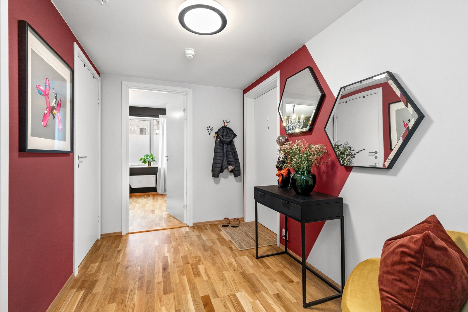 Rommene bindes naturlig sammen i entréen som gir en god flyt gjennom hele boligen. Galleribilde