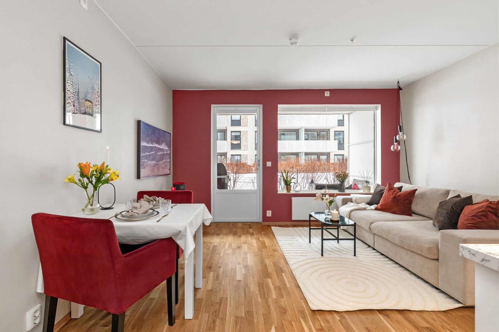 Generøse vindusflater som slipper inn godt med naturlig lys. Galleribilde