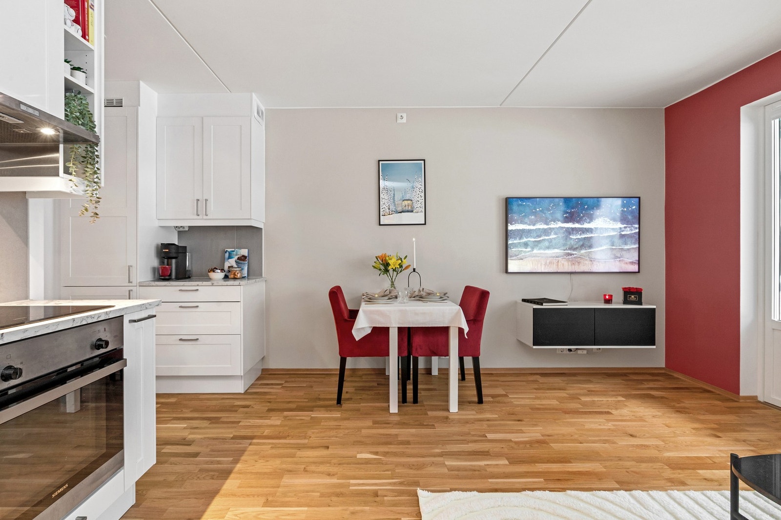 Kjøkkenet strekker seg langs to vegger, som gir gode arbeidsflater og rikelig med skuff- og skapløsninger. Galleribilde