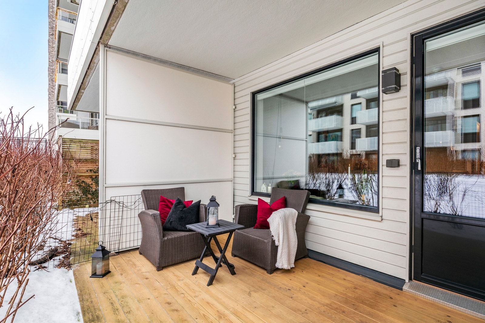 På vår- og sommerhalvåret blir terrassen en naturlig forlengelse av stuen. Galleribilde