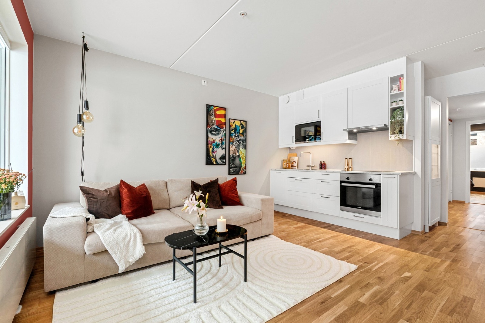 Den åpne løsningen mellom stue og kjøkken gjør rommet som et naturlig samlingssted for venner og familie. Galleribilde