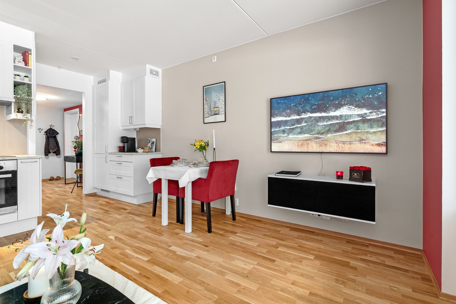 Kjøkkenet har en praktisk og åpen løsning mot stuen med naturlig plass til spisebord. Galleribilde