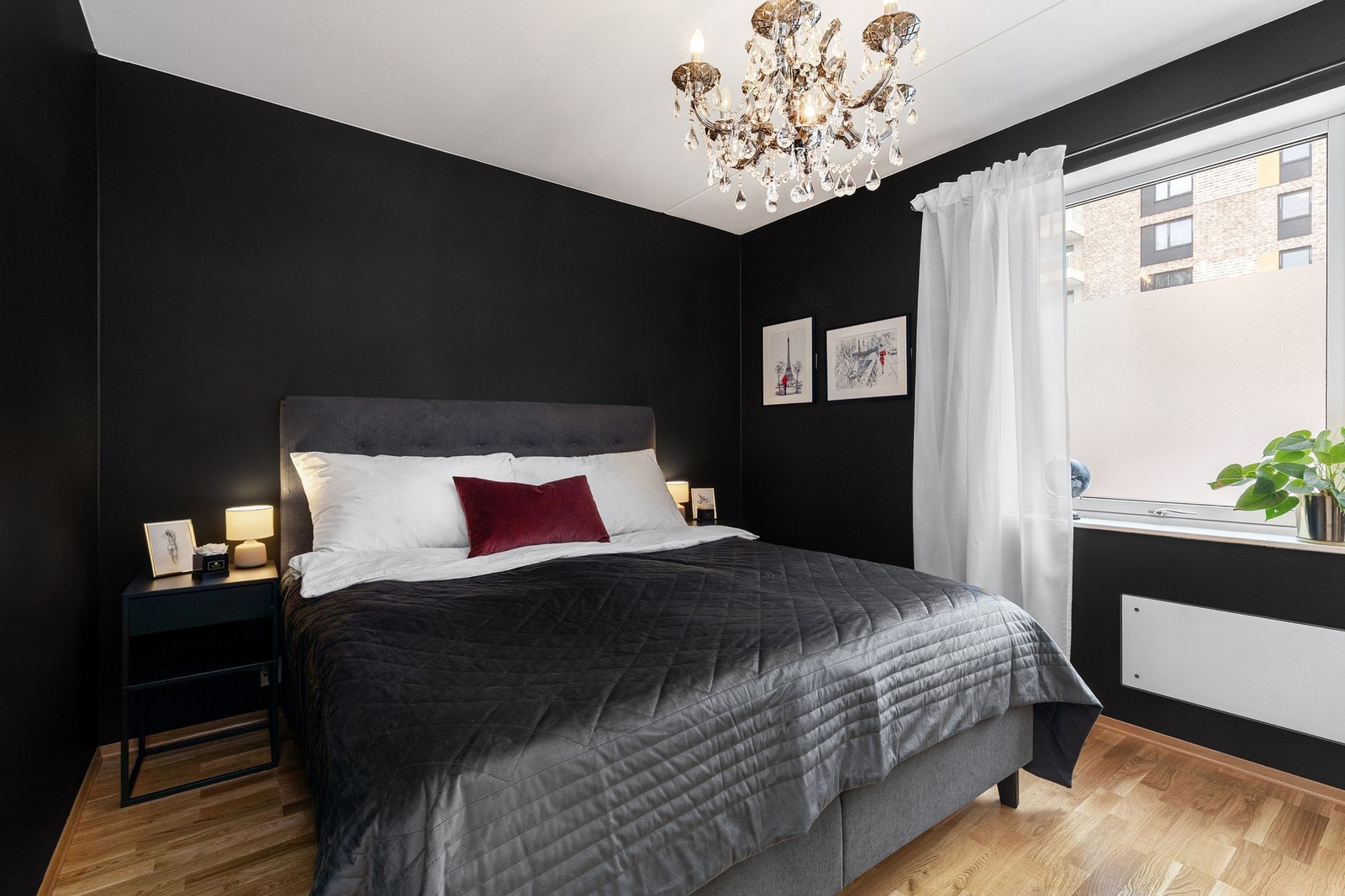 God plass til dobbeltseng, nattbord og godt med skapplass i medfølgende garderobeskap. Galleribilde