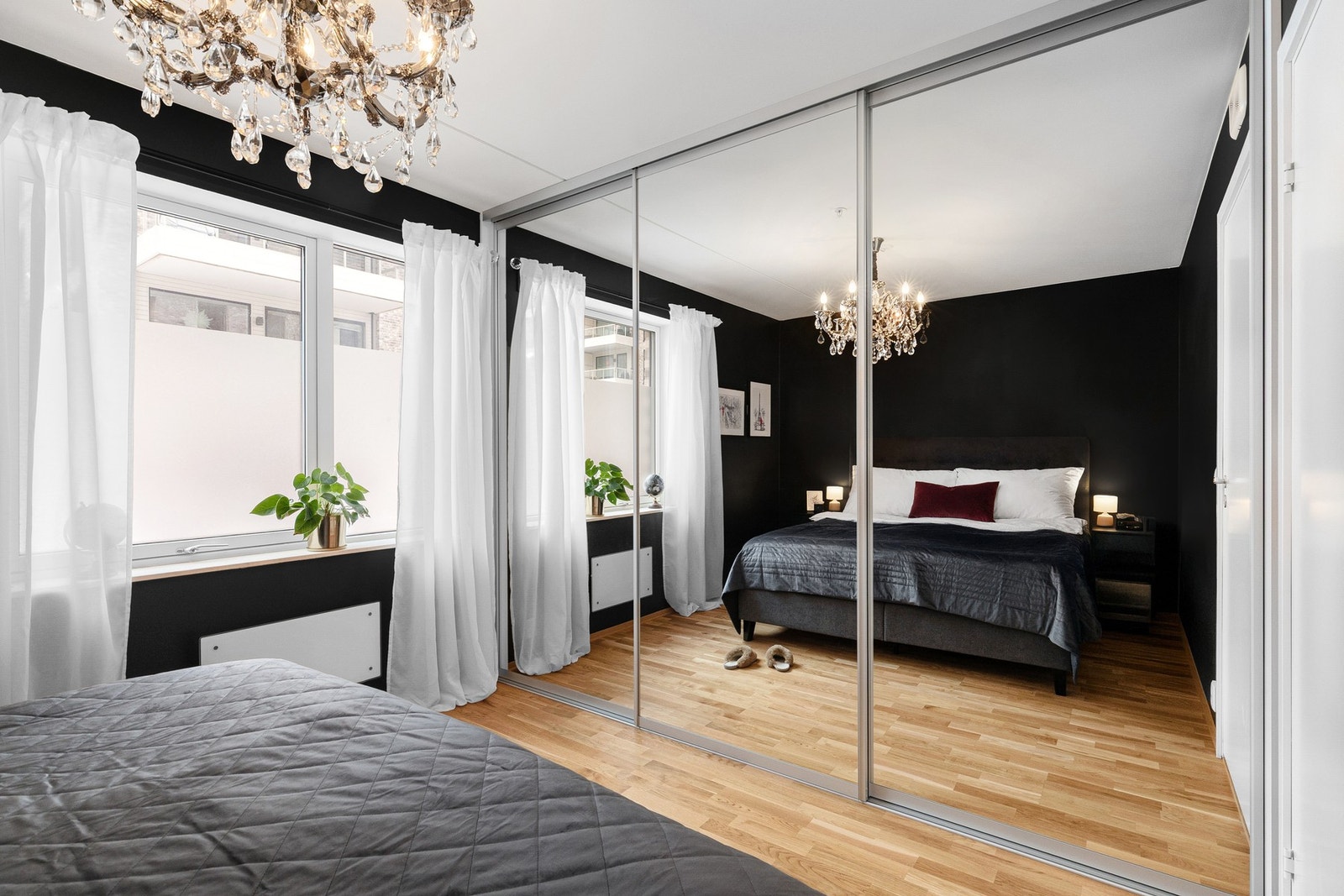 Godt med skapplass i medfølgende skyvedørsgarderobe. Galleribilde