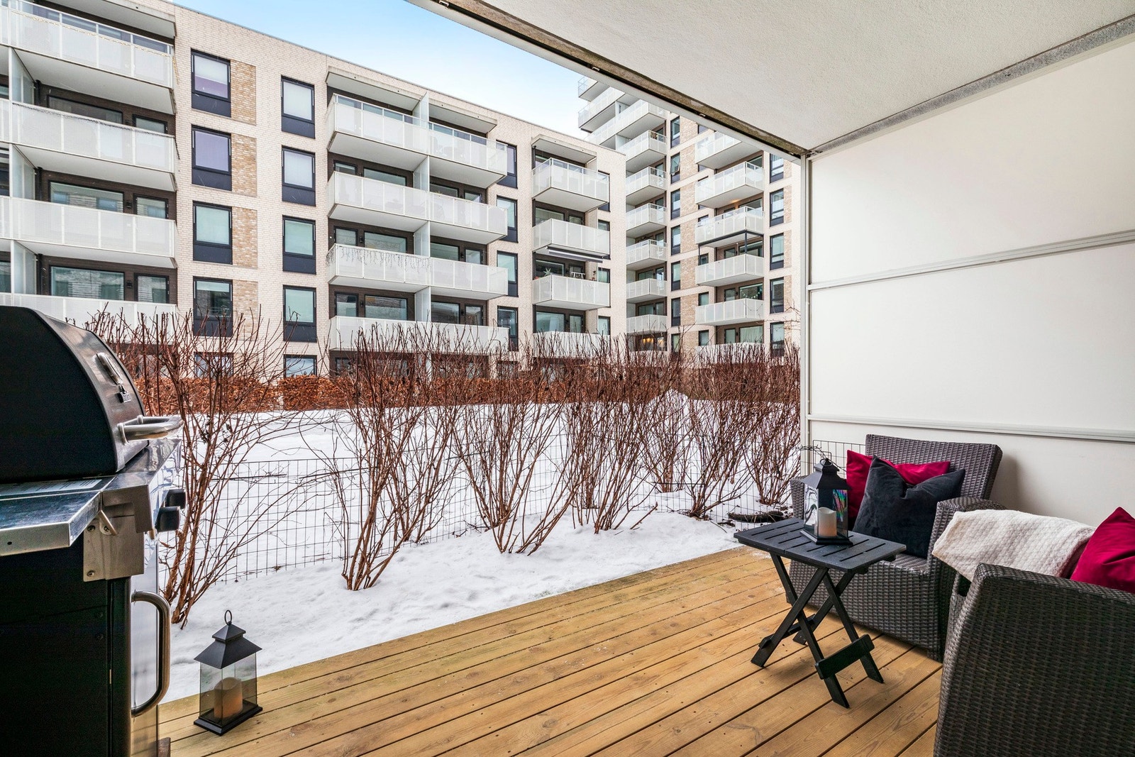 Terrassen er på ca. 9 kvm, med god plass til utemøblement og grill. Galleribilde