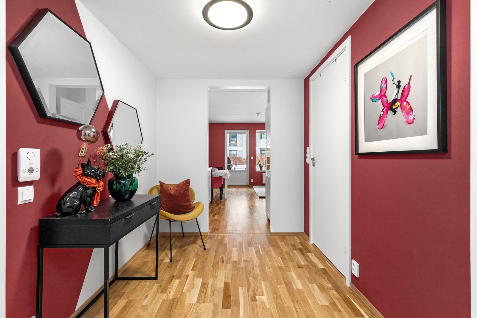 Innbydende entré som gir et ryddig førsteinntrykk og leder deg videre inn i leiligheten. Galleribilde