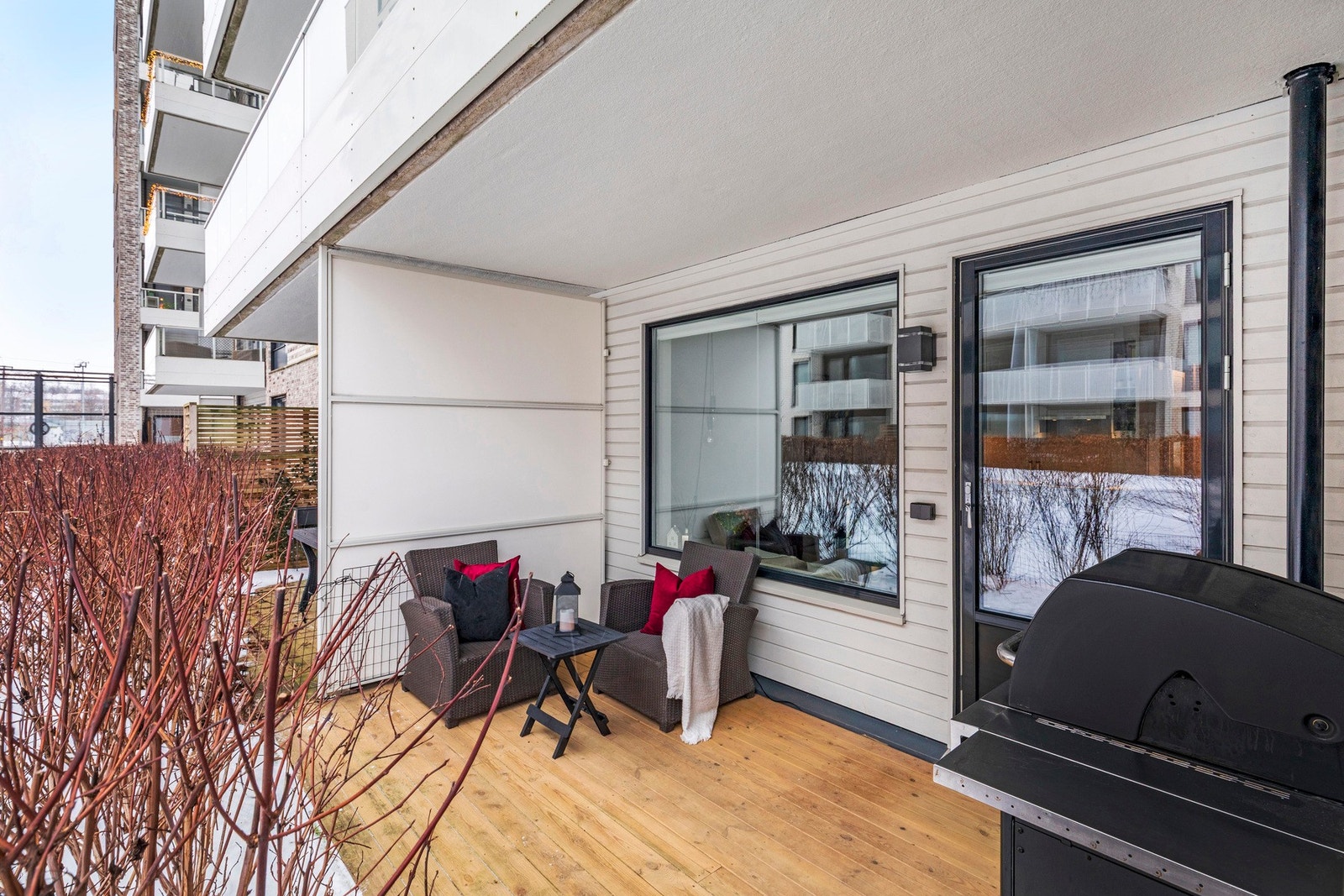 Fra stuen er det utgang til en stor markterrasse som er omkranset av hekk for skjermet innsyn. Galleribilde