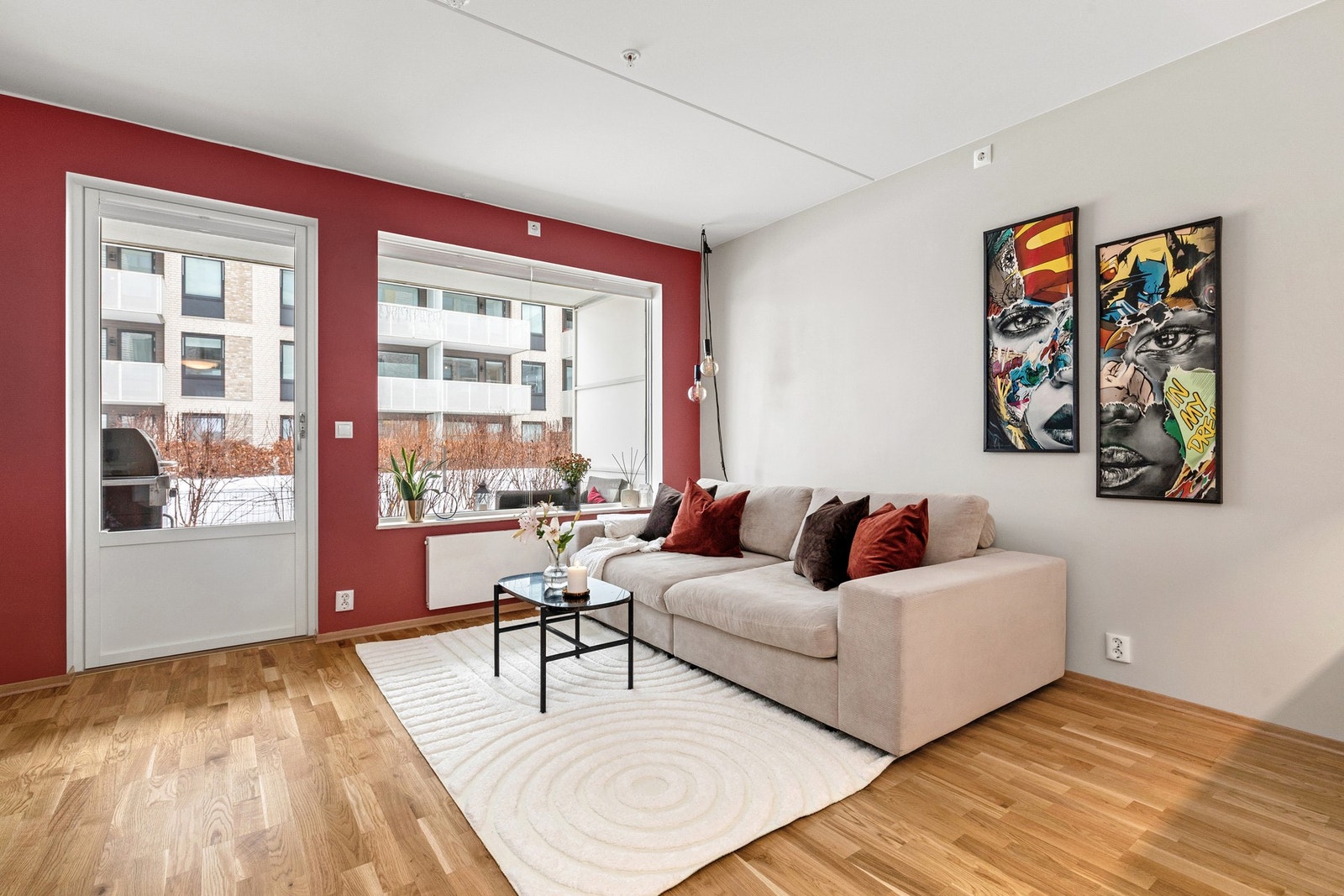 Tiltalende stue med god plass til sofagruppe, spisegruppe og TV- løsning. Galleribilde